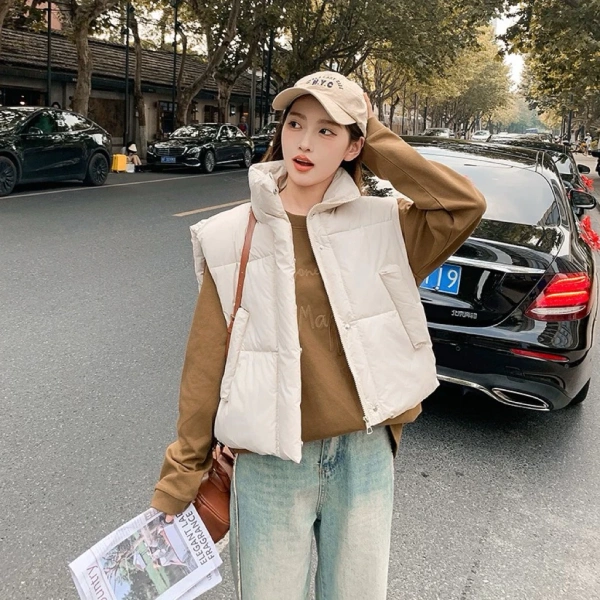 Trong số những mẫu áo khoác lông vũ ngắn hiện có trên thị trường, Áo Gi Lê Cotton Lông Vũ Nữ Mẫu Ngắn Năm Mới Trang Phục Thu Đông Áo Vest Rộng Rãi Phong Cách Hàn Quốc đang nhận được sự quan tâm nhờ thiết kế vừa thời thượng, vừa đáp ứng yêu cầu thực tế khi di chuyển trong đô thị. (Ảnh 5)