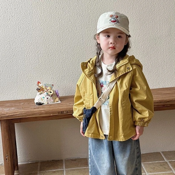 Khi đã có một chiếc áo khoác nhẹ, việc tạo nên bộ trang phục hài hòa và tiện dụng cho bé còn tùy thuộc vào cách kết hợp với các món đồ khác. (Ảnh 4) Khi đã có một chiếc áo khoác nhẹ, việc tạo nên bộ trang phục hài hòa và tiện dụng cho bé còn tùy thuộc vào cách kết hợp với các món đồ khác. (Ảnh 4)