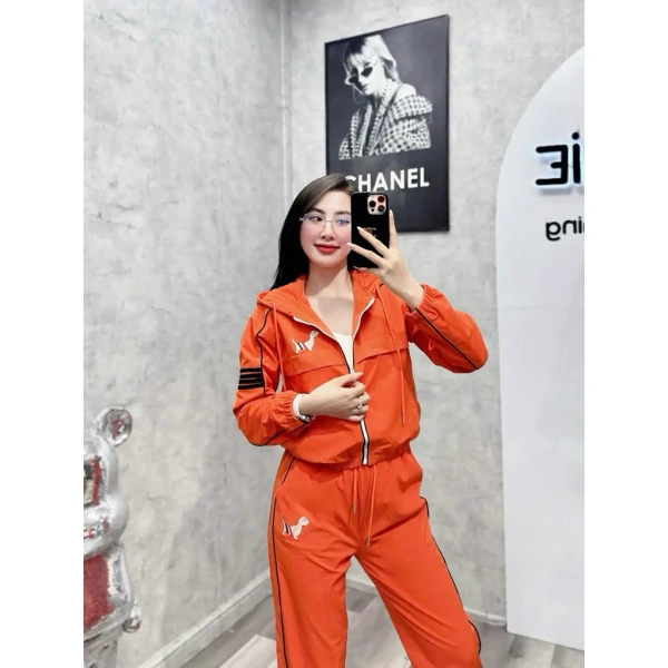 Áo khoác rộng vải gió trong bộ đồ thể thao nữ có thể khiến động tác chạy dài bớt nhanh hơn - Ảnh 1