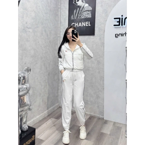 Đối với người tập luyện thường xuyên, câu hỏi “nên dùng áo khoác rộng hay ôm?” thường xuyên được đặt ra. (Ảnh 4)