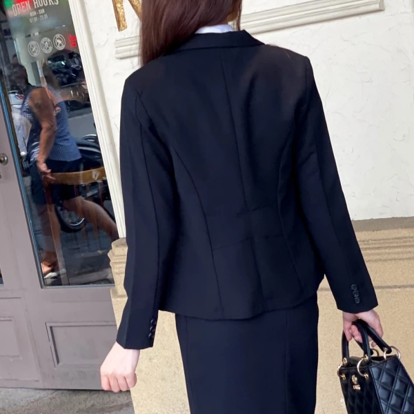 Áo khoác vest công sở không nhăn có thực sự giữ mát và thoải mái suốt ngày dài? - Ảnh 5 Áo khoác vest công sở không nhăn có thực sự giữ mát và thoải mái suốt ngày dài? - Ảnh 5