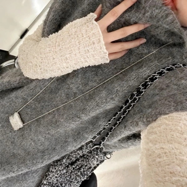 Nhìn chung, nếu bạn ưu tiên sự bền bỉ, giảm thiểu xù sợi và muốn áo giữ phong cách Hàn Quốc thời thượng, áo len dệt kim sáp là lựa chọn hợp lý. (Ảnh 5) Nhìn chung, nếu bạn ưu tiên sự bền bỉ, giảm thiểu xù sợi và muốn áo giữ phong cách Hàn Quốc thời thượng, áo len dệt kim sáp là lựa chọn hợp lý. (Ảnh 5)