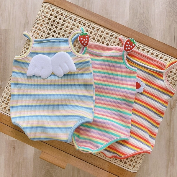 Trong những ngày đầu đời, da bé còn rất nhạy cảm, chưa phát triển đủ lớp bì bảo vệ để chịu đựng áp lực kéo căng lâu dài. (Ảnh 2)