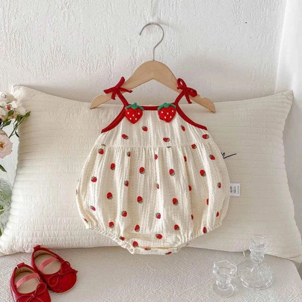 Áo liền quần in hình dâu tây và chất đũi mát cho bé sơ sinh: chi tiết nhỏ khiến việc thay đồ khó khăn hơn bạn nghĩ - Ảnh 3
