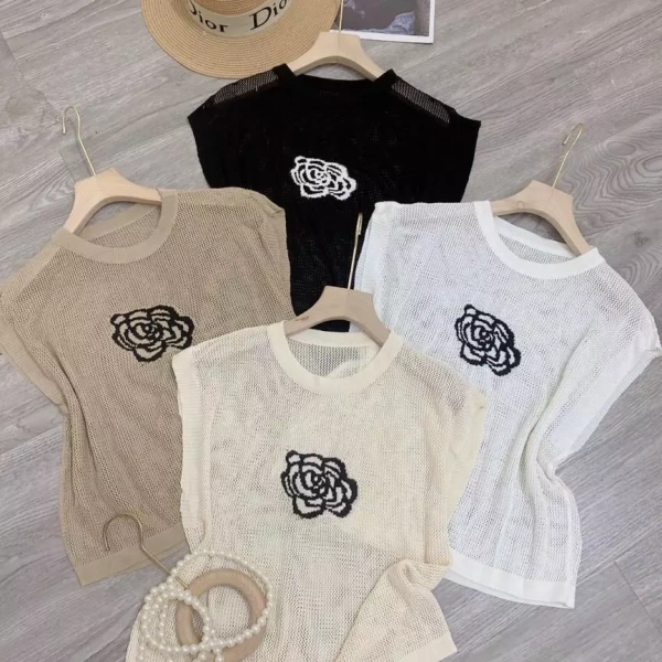 Áo lưới thêu hoa đôi khi gây mất cân bằng giữa vẻ đẹp và độ thoáng trong ngày hè - Ảnh 5