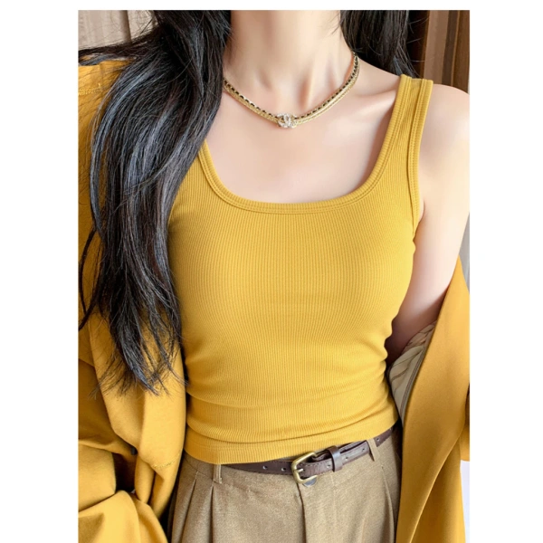 Áo ngắn cổ vuông dáng sexy khiến bạn tỏa sáng trong tiệc, nhưng lại dễ trượt xuống khi ngồi lâu. - Ảnh 3