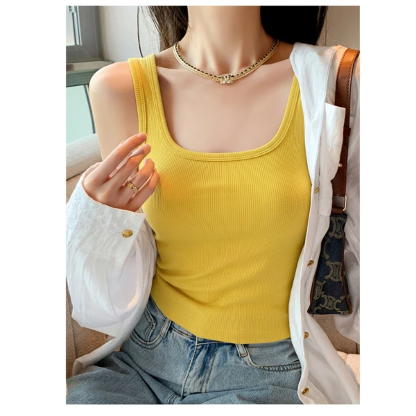 Áo ngắn cổ vuông dáng sexy khiến bạn tỏa sáng trong tiệc, nhưng lại dễ trượt xuống khi ngồi lâu. - Ảnh 5