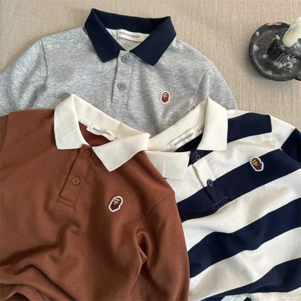 Đặt áo polo vào túi giặt lưới (có lỗ nhỏ) không chỉ bảo vệ sọc khỏi va đập mạnh mà còn giữ cho áo không bị “bám dính” vào các món đồ cứng hơn như khăn tắm hay quần jeans. (Ảnh 2)