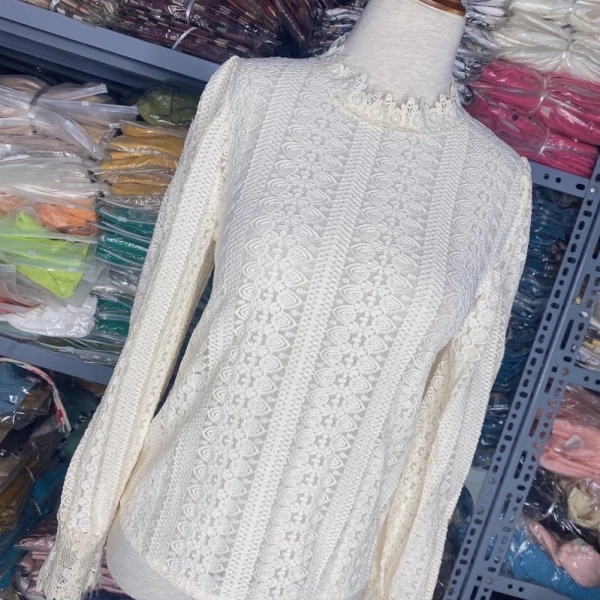 Trên thị trường hiện nay, một mẫu áo ren dài tay được nhiều khách hàng đánh giá cao là áo ren dài tay tiểu thư dáng đẹp. (Ảnh 4) Trên thị trường hiện nay, một mẫu áo ren dài tay được nhiều khách hàng đánh giá cao là áo ren dài tay tiểu thư dáng đẹp. (Ảnh 4)