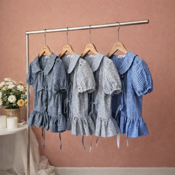 Để có cái nhìn toàn diện, chúng ta có thể so sánh ba mẫu áo phổ biến: babydoll tay phồng, áo sơ mi cổ đứng tay dài và áo thun tay ba lỗ. (Ảnh 5)