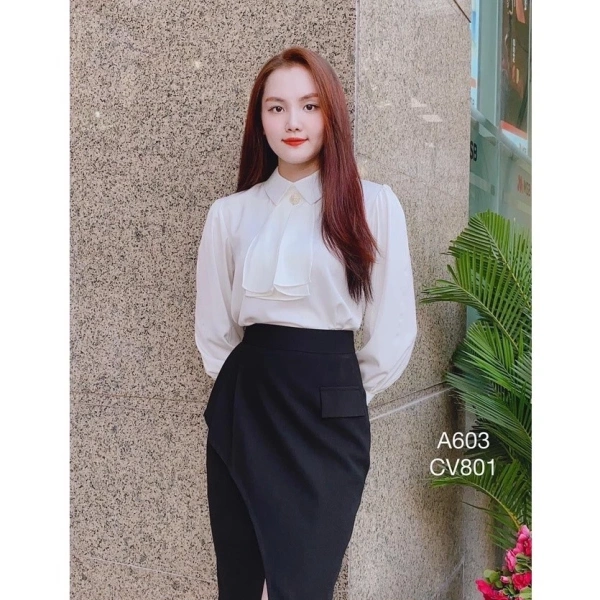 Chiều cổ đức quá ngắn có thể dẫn đến việc phần cổ áo lộ ra khi ngồi gập người, gây cảm giác bứt rời và tiếng “xòe” khi di chuyển. (Ảnh 2)