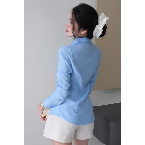 Mặc dù chất vải quan trọng, nhưng thiết kế cổ áo và hệ thống cúc cũng ảnh hưởng lớn tới việc áo có “nhăn” hay “thẳng”. (Ảnh 2)