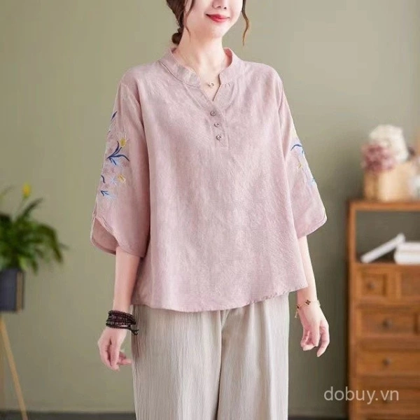 Áo sơ mi cotton mát mẻ mùa hè giữ cơ thể mát nhưng viền cổ cứng có thể gây khó chịu khi ngồi làm việc lâu - Ảnh 1