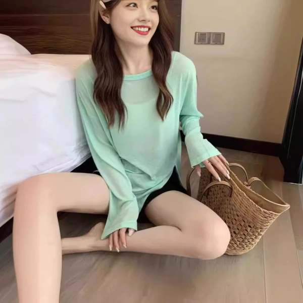 Khi tham dự tiệc tối, áo sơ mi xanh có thể được "đôi" cùng váy midi đen hoặc skirt xếp ly màu bạc. (Ảnh 3) Khi tham dự tiệc tối, áo sơ mi xanh có thể được "đôi" cùng váy midi đen hoặc skirt xếp ly màu bạc. (Ảnh 3)