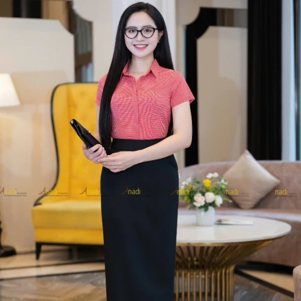 Lụa silk là loại sợi tự nhiên được sản xuất từ tơ tằm, nổi bật với độ bóng mượt, khả năng thoáng khí và cảm giác mát lạnh trên da. (Ảnh 2)