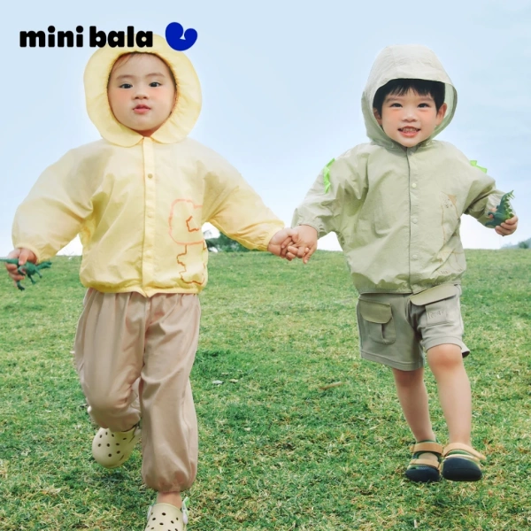 Trong mùa hè, nhiệt độ ngoài trời ở nhiều vùng Việt Nam thường vượt quá 30°C, gây ra một chuỗi phản ứng sinh lý trên da trẻ: mồ hôi tăng nhanh, lớp da bốc hơi không đủ thời gian, khiến bé cảm thấy “dính dính” và không thoải mái. (Ảnh 2) Trong mùa hè, nhiệt độ ngoài trời ở nhiều vùng Việt Nam thường vượt quá 30°C, gây ra một chuỗi phản ứng sinh lý trên da trẻ: mồ hôi tăng nhanh, lớp da bốc hơi không đủ thời gian, khiến bé cảm thấy “dính dính” và không thoải mái. (Ảnh 2)