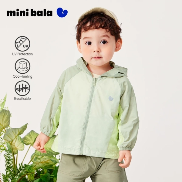 Áo sơ mi mùa hè chống nắng hứa thoáng khí, nhưng trong giờ nắng gắt người mặc vẫn gặp cảm giác bám dính trên da - Ảnh 1