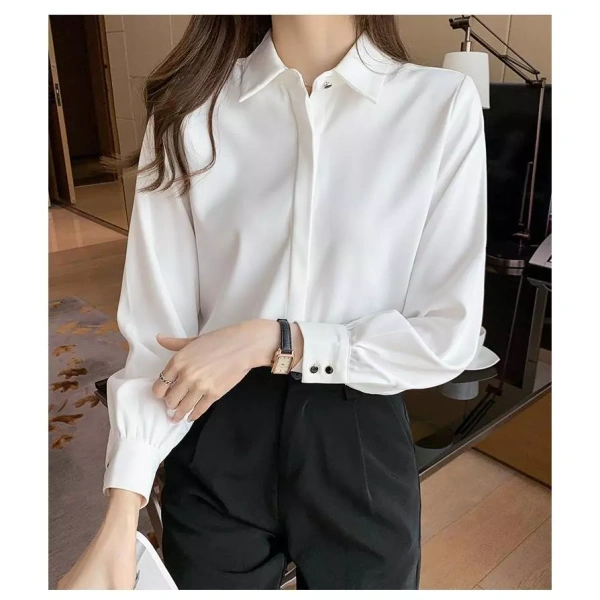 Đối với người mới bắt đầu tìm kiếm áo sơ mi không nhăn, việc so sánh cotton với polyester, linen hay blend (hỗn hợp) sẽ giúp đưa ra quyết định phù hợp. (Ảnh 4)