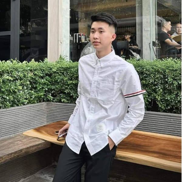 Áo sơ mi trắng dài tay bằng lụa nhẹ mịn mang cảm giác mát mùa hè, nhưng lại dễ để lại vết bẩn khi tiếp xúc với thực phẩm - Ảnh 5