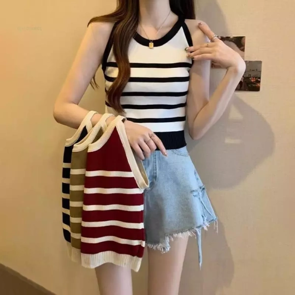 Nhìn chung, áo tank top sọc dệt kim thích hợp cho người muốn vừa “tiết kiệm” chi phí, vừa có được mẫu thiết kế thời thượng, tuy nhiên cần lưu ý về việc duy trì độ co giãn sau một thời gian sử dụng. (Ảnh 3) Nhìn chung, áo tank top sọc dệt kim thích hợp cho người muốn vừa “tiết kiệm” chi phí, vừa có được mẫu thiết kế thời thượng, tuy nhiên cần lưu ý về việc duy trì độ co giãn sau một thời gian sử dụng. (Ảnh 3)