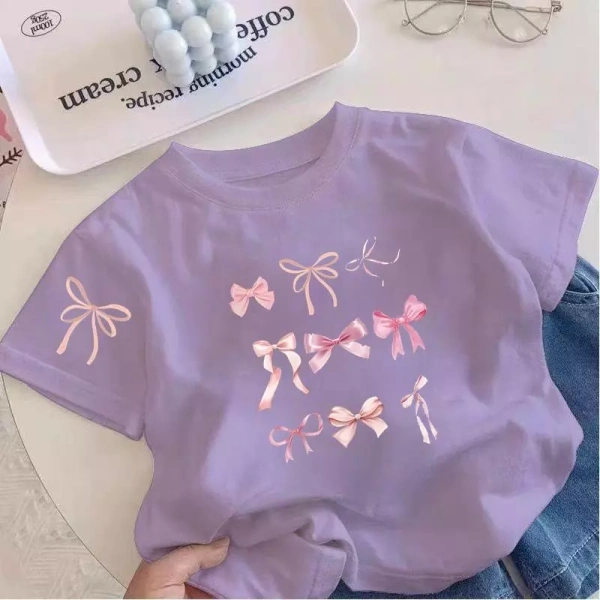 Họa tiết cổ thuyền không chỉ là một chi tiết thẩm mỹ; nó tạo ra cảm giác mở rộng không gian vùng cổ, giúp khuôn mặt trông thon gọn hơn, đồng thời giảm cảm giác chặt chẽ khi mặc áo trụ đứng. (Ảnh 2)