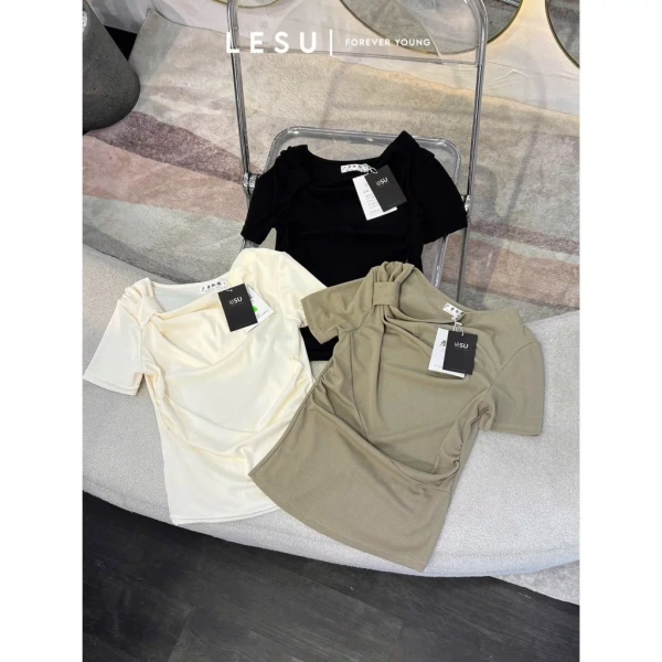 Áo thun cổ lệch nhún eo giúp ảnh tự sướng trông mượt mà, nhưng lại giảm độ linh hoạt khi hoạt động cả ngày - Ảnh 1