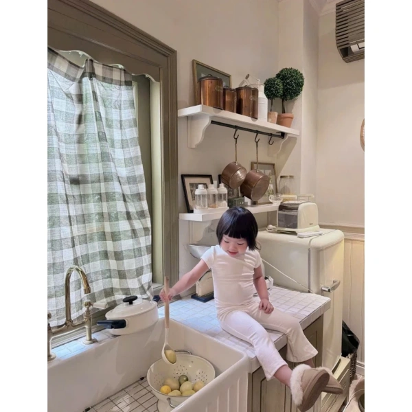 Mặc dù áo thun được làm từ cotton mềm, việc bảo quản không đúng cách vẫn có thể làm giảm độ mềm mịn và khiến zipper trở nên cứng hơn sau nhiều lần giặt. (Ảnh 4) Mặc dù áo thun được làm từ cotton mềm, việc bảo quản không đúng cách vẫn có thể làm giảm độ mềm mịn và khiến zipper trở nên cứng hơn sau nhiều lần giặt. (Ảnh 4)