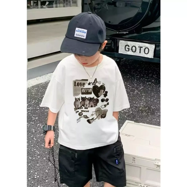 Mặc dù áo rộng giúp trẻ di chuyển tự do hơn trong lý thuyết, nhưng thực tế còn phụ thuộc vào thiết kế chi tiết và cách cắt may. (Ảnh 2)