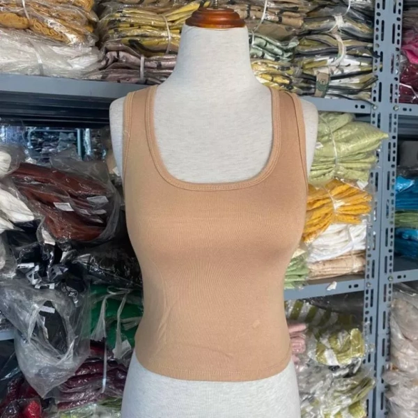 Phối áo croptop không chỉ dừng lại ở những bức ảnh Instagram mà còn có thể là lựa chọn sáng tạo cho công sở nhẹ nhàng, lớp học, hay những buổi gặp gỡ bạn bè. (Ảnh 3)