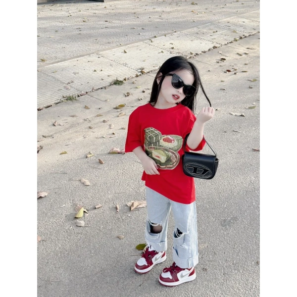 Chất liệu là yếu tố quyết định đầu tiên khi chọn áo cho bé, đặc biệt trong mùa giao thừa – thời tiết có thể thay đổi nhanh từ se lạnh sang ấm áp. (Ảnh 2) Chất liệu là yếu tố quyết định đầu tiên khi chọn áo cho bé, đặc biệt trong mùa giao thừa – thời tiết có thể thay đổi nhanh từ se lạnh sang ấm áp. (Ảnh 2)