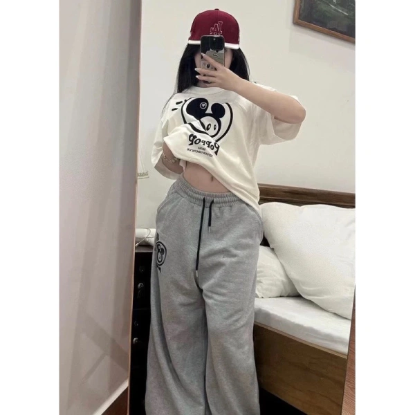 Rộng tay lỡ, hay còn gọi là “oversize sleeve”, không chỉ là một trào lưu “đi kèm” với áo thun cơ bản. (Ảnh 2) Rộng tay lỡ, hay còn gọi là “oversize sleeve”, không chỉ là một trào lưu “đi kèm” với áo thun cơ bản. (Ảnh 2)