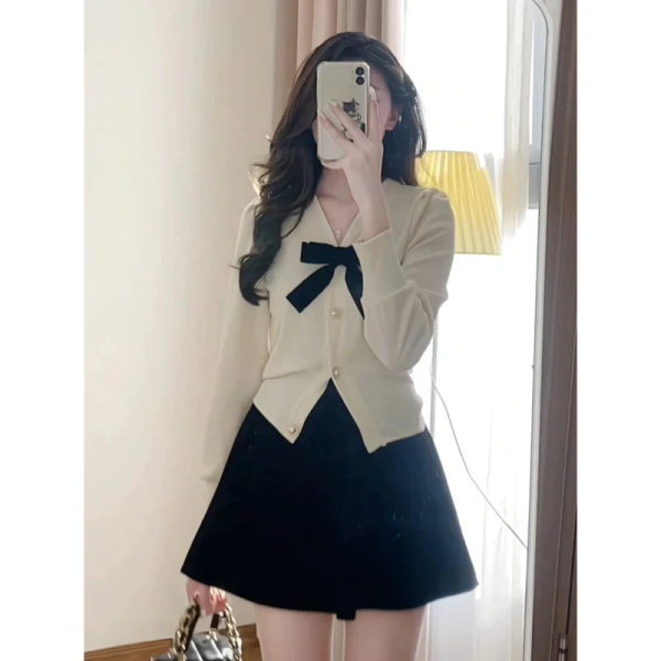 Nếu bạn đang tìm một mẫu set đáp ứng đầy đủ các tiêu chí trên, Set áo thun tăm viền khuy vàng kèm chân váy xếp ly có quần bảo hộ là một lựa chọn đáng cân nhắc. (Ảnh 4)