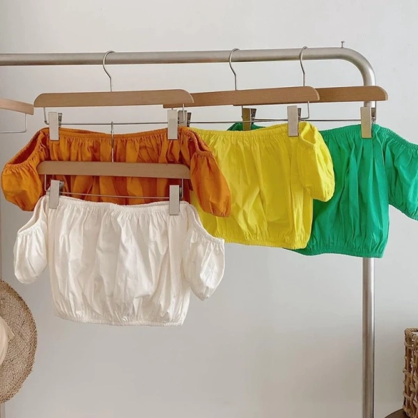 Áo trễ vai thường có thiết kế cổ áo mở rộng, bỏ qua vai truyền thống để “bộc lộ” phần xương vai. (Ảnh 2)