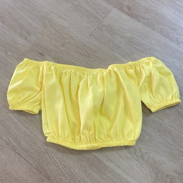 Áo trễ vai croptop dáng bo cộc tay được bán với mức giá 101.844 VND, hiện giảm còn 82.800 VND trên trang Marketplace TripMap. (Ảnh 5)