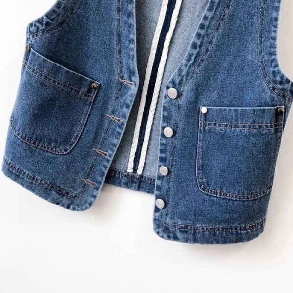 Áo vest denim ngắn giúp tạo dáng thon gọn mùa thu nhưng lại khiến cảm giác bám da khó chịu vào cuối ngày. - Ảnh 2 Áo vest denim ngắn giúp tạo dáng thon gọn mùa thu nhưng lại khiến cảm giác bám da khó chịu vào cuối ngày. - Ảnh 2