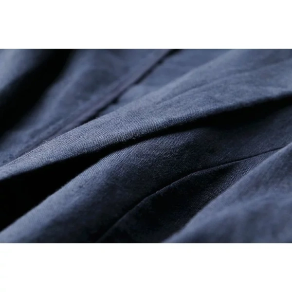 Áo vest linen nữ tay lỡ thường được thiết kế với kiểu dáng ôm vừa, độ dài tới giữa hông, phần tay áo hơi lỏng lẻo – một sự kết hợp mang lại cảm giác thoáng mát mà không mất đi tính lịch lãm. (Ảnh 3)