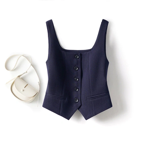 Những áo vest thường được may bằng vải dày và ít co giãn để giữ dáng. (Ảnh 2) Những áo vest thường được may bằng vải dày và ít co giãn để giữ dáng. (Ảnh 2)