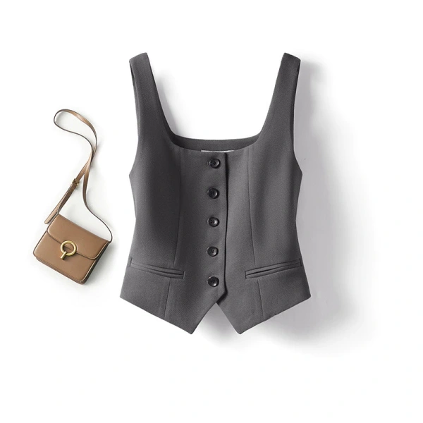 Thêm một lớp lót mỏng giữa áo vest và top ngắn có thể giảm ma sát và tạo cảm giác mịn hơn. (Ảnh 3) Thêm một lớp lót mỏng giữa áo vest và top ngắn có thể giảm ma sát và tạo cảm giác mịn hơn. (Ảnh 3)