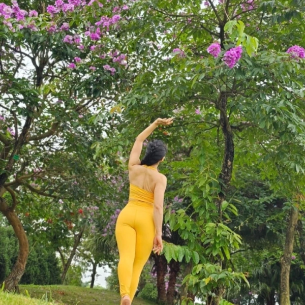 Áo yoga nữ cổ yếm: khi lớp vải mát lạnh ôm cơ thể, liệu cảm giác tỉnh táo trong buổi tập sáng có thực sự đáng giá không - Ảnh 1