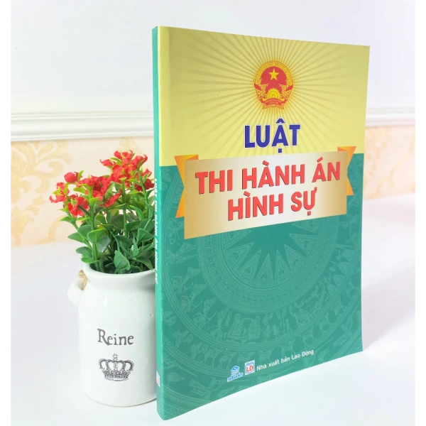 Không chỉ là một cuốn sách pháp luật thông thường, “Luật thi hành án hình sovereign” của ndbooks được xuất bản bởi Nhà xuất bản Lao Động với thiết kế bìa mềm nhẹ (500 g, kích thước 17×24 cm) và chỉ 64 trang, khiến nó trở thành một “cẩm nang” thuận lợi cho mọi người trong ngành. (Ảnh 5)