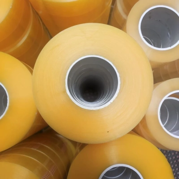 Băng dính cuộn lớn thường để lại dư lượng keo khó tách khi dán giấy dày trong các dự án DIY - Ảnh 1