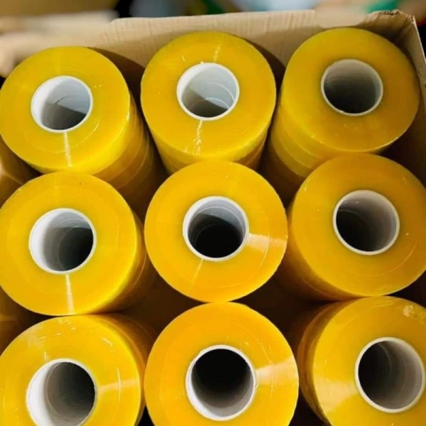 Băng dính cuộn lớn thường để lại dư lượng keo khó tách khi dán giấy dày trong các dự án DIY - Ảnh 4