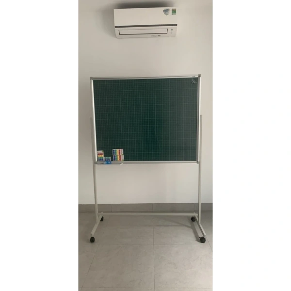 Bảng 100 x 120 cm đủ rộng cho việc ghi chú, viết bài tập và luyện từ vựng, đồng thời không quá to khiến không gian mất cân đối. (Ảnh 4)