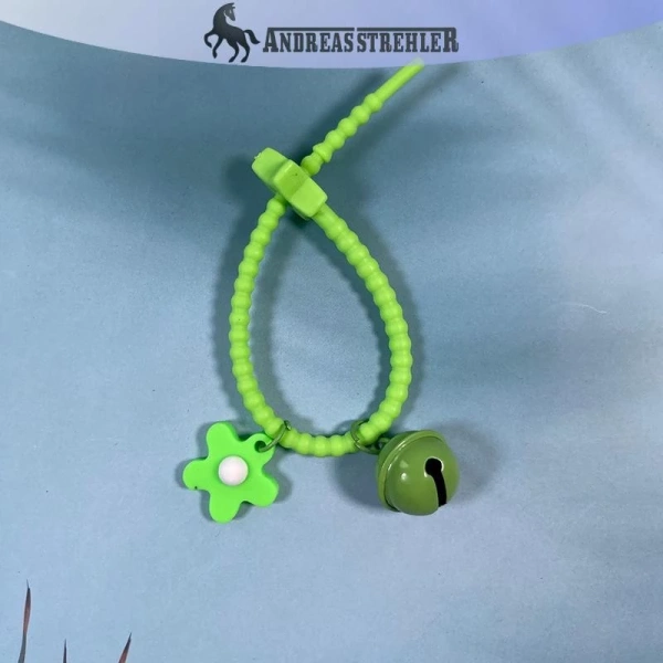 Bánh kẹo silicone trang trí balo cho bé gái mang lại niềm vui, nhưng tiềm ẩn rủi ro dây kéo bị kẹt - Ảnh 4