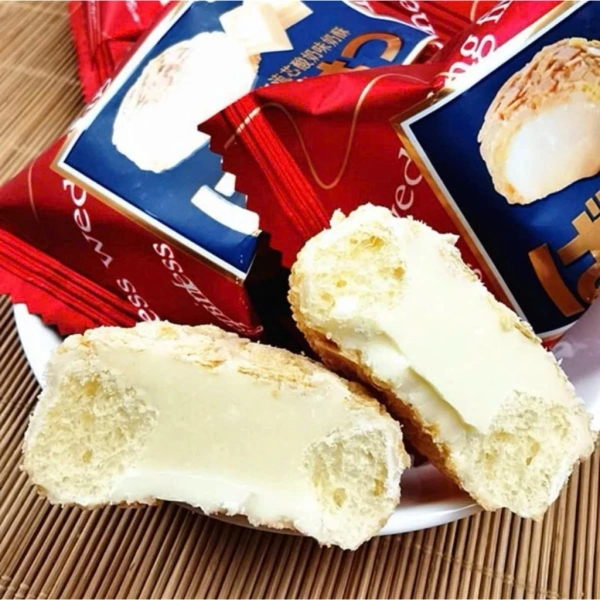 Đặt bánh vào ngăn mát của tủ lạnh, sử dụng khay đựng bánh hoặc hũ thủy tinh kín. (Ảnh 5)