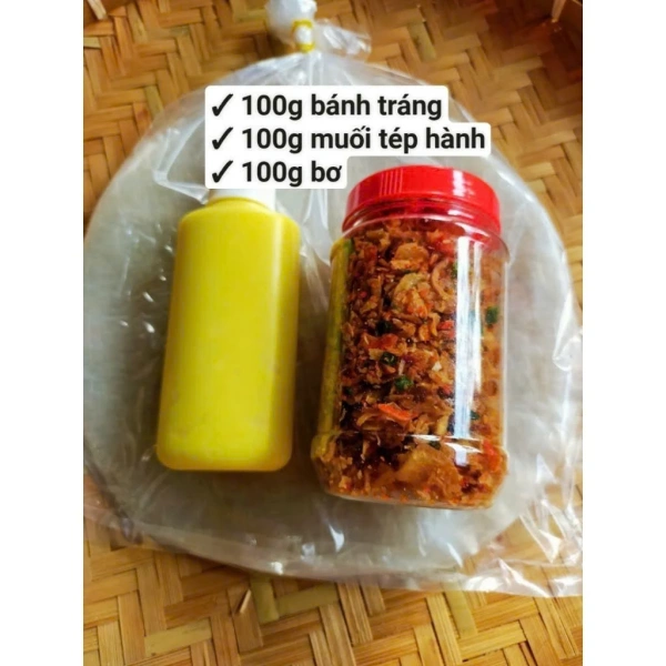 Rất nhiều người ăn bánh tráng kèm với bơ, muối ruốc, hoặc các topping khác. (Ảnh 3) Rất nhiều người ăn bánh tráng kèm với bơ, muối ruốc, hoặc các topping khác. (Ảnh 3)