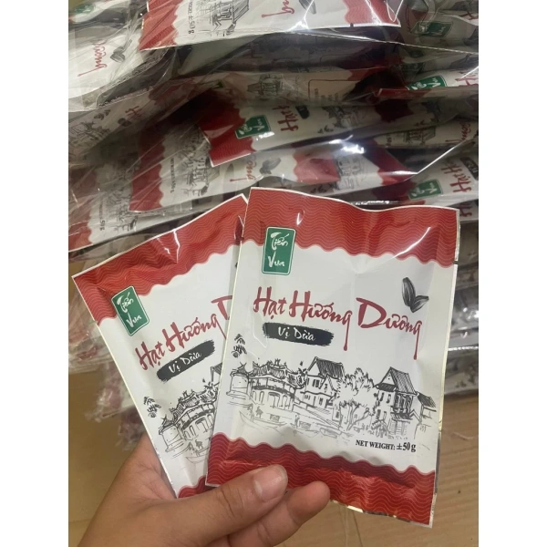 Hạt hướng dương Tiến Vua vị dừa được sản xuất từ hoa hướng dương tự nhiên, qua quy trình nấu lửa nhỏ trong suốt 24 giờ. (Ảnh 2)
