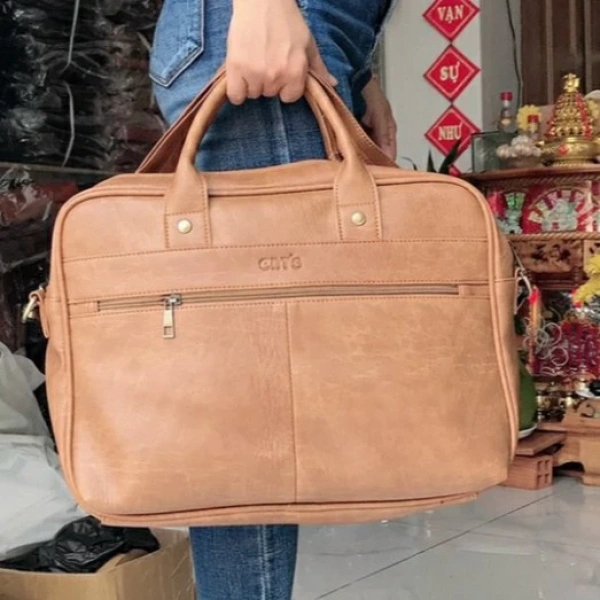 Một chiếc cặp da công sở đa ngăn thường có cấu trúc phức tạp, gồm nhiều lớp vải, da, kim kéo và túi phụ trợ. (Ảnh 3) Một chiếc cặp da công sở đa ngăn thường có cấu trúc phức tạp, gồm nhiều lớp vải, da, kim kéo và túi phụ trợ. (Ảnh 3)