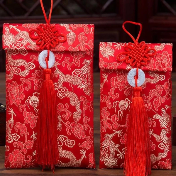 Bao lì xì gấm thường được làm từ vải thổ cẩm hoa văn hoặc vải nhung có lớp nền dày dặn. (Ảnh 2)