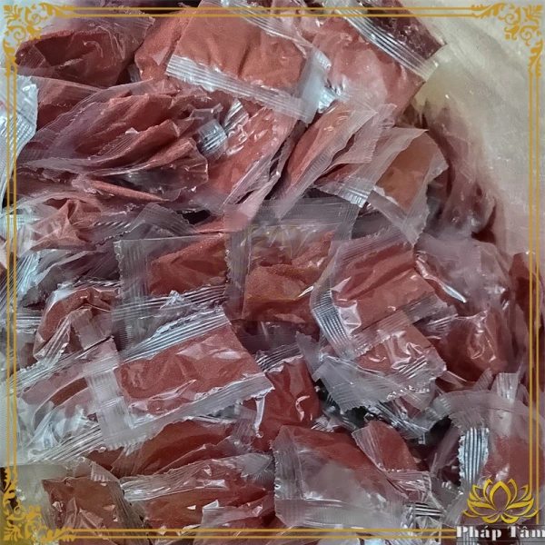 Trong truyền thống thờ cúng, bột phong thủy không chỉ là vật phẩm trang trí mà còn là phương tiện truyền tải năng lượng giữa người và linh thiêng. (Ảnh 2)